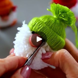 Gnome With Toilet Paper Roll, Yarn Gnomes, Christmas Floral Arrangements Diy, Christmas Pom Pom Crafts, Sock Snowman Craft, Metdaan Diy, Chunky Crochet Blanket Pattern, Candy Cane Crafts, Christmas Crafts Diy Projects