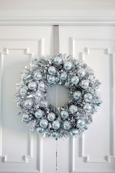 Disco ball wreath? Yes please! Diy Disco Ball, Winter Wreath Diy, Wreath Hanging, Ball Wreath, Christmas Door Decorations, Winter Diy, Beautiful Mess, Boxing Day, Christmas Wreaths Diy