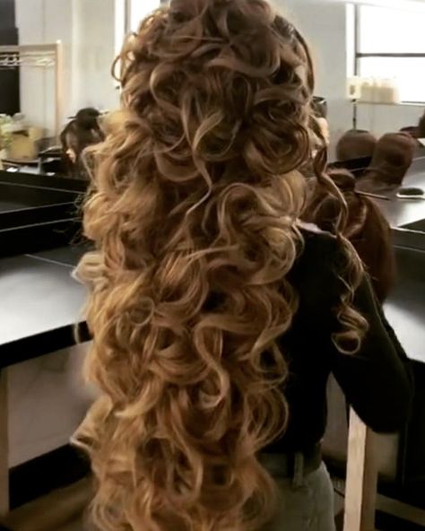 Hairstyles #hairstylist #curls #long #longhair #women #womenhair #beauties Big Thick Curls, Long Thick Blonde Hair, Blonde Curly Hair Natural, Hair Claim, Pastel Orange Hair, Hair Claims, Big Voluminous Curls, Big Curls For Long Hair, Thick Blonde Hair