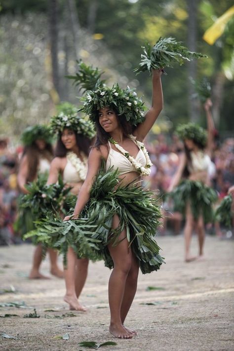 Islander Women, Tahiti Dance, Samoan Dance, Hawaiian Hula Dance, Samoan Patterns, Tahitian Costumes, Ori Tahiti, Tahitian Dance, Polynesian Dance