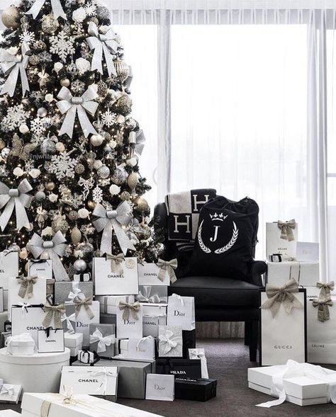 A Dior christmas Korean Girl Style, Luxury Christmas Decor, Black White Christmas, Christmas Luxury, Luxury Christmas Gifts, Christmas Sack, Black Christmas Trees, White Christmas Trees, White Christmas Decor