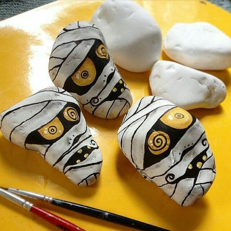 Peindre des cailloux sur le thème d'halloween Starověký Egypt, Art Pierre, Halloween Rocks, Karakter Disney, Halloween Mummy, Painted Rocks Diy, Rock Painting Ideas Easy, Rock Decor, Paint Rock