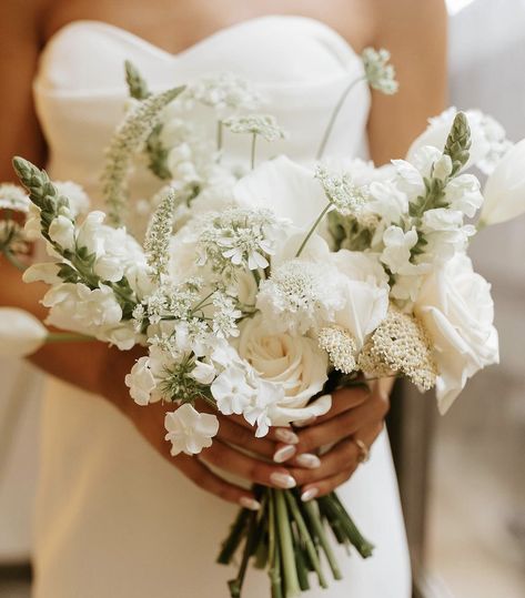 Peonies And Daisy Bouquet, White Poppy Wedding Flowers, Winter Peonies, All White Bouquet Wedding, Romantic Bridal Bouquet, White Orchid Bouquet, Bride Bouquets White, White Peonies Bouquet, October Flowers