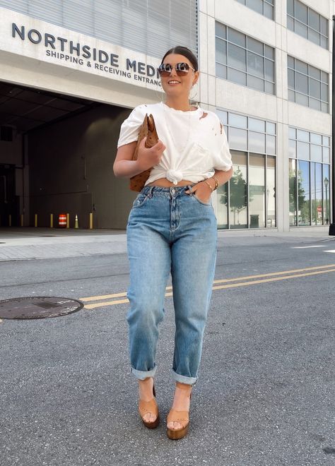 White Summer Outfits, Looks Jeans, Midsize Outfits, Atlanta Fashion, Slouchy Jeans, Mom Jeans Outfit, Midsize Fashion, Outfit Jeans, Curvy Girl Outfits