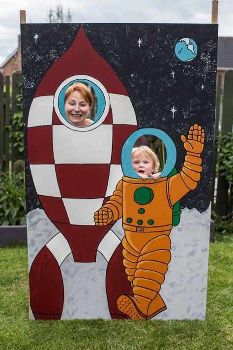 Space party photo board, photo booth Spaceship Photo Booth, Alien Photo Booth, Space Themed Photo Booth, Space Theme Games, Space Photo Booth, Photobooth Event, Airplane Birthday Party Decorations, Vbs Space, Space Vbs