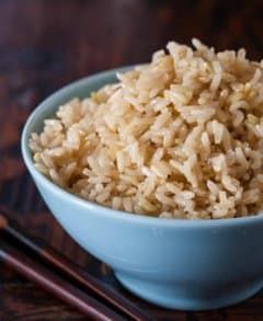 Brown Rice In Microwave, Rice In Microwave, Brown Rice Recipes Easy, Microwave Brown Rice, Cook Brown Rice, Brown Rice Cooking, Orzo Risotto, Rice In The Microwave, Microwave Rice Cooker