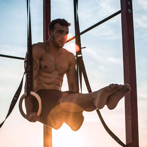 14 Calisthenics Exercises on Gymnastics Rings - for every Level Calisthenics Photoshoot, Calisthenics Rings, Cali Photoshoot, Male Fitness Photography, Calisthenics Exercises, Calisthenics Equipment, Gym Back Workout, Shooting Sport, Calisthenics Training