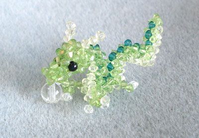 Beaded Dragon, Pony Bead Crafts, Seed Bead Crafts, Dragon Crafts, Bead Charms Diy, Bead Weaving Patterns, Beaded Crafts, Beaded Animals, Beading Projects