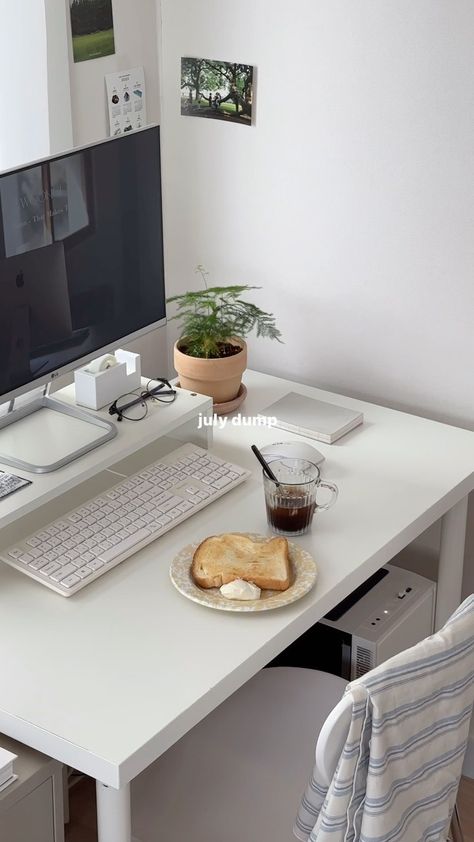 Clean Study Desk, Minimalist Desk Aesthetic, Notion Routine, White Desk Aesthetic, Minimalistic Desk Setup, Minimalistic Home Office, Japandi Desk, Pastel Keyboard, Office Desk Plants