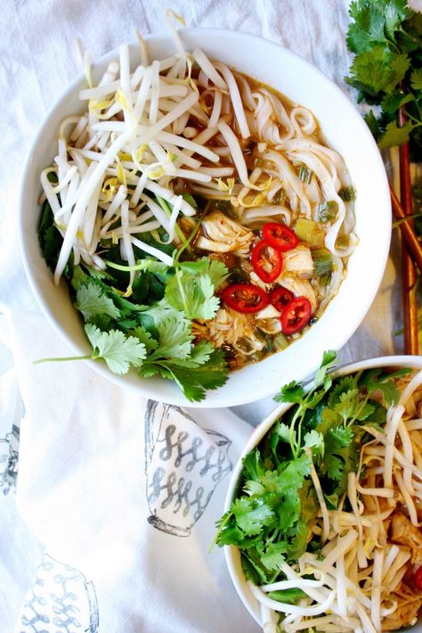 Broth Bowls Recipes, Thai Noodle Bowl, Rice Noodle Bowl, Broth Bowls, Spicy Thai Noodles, Noodle Bowls Recipes, Thai Rice, Tasty Thai, Thai Noodles