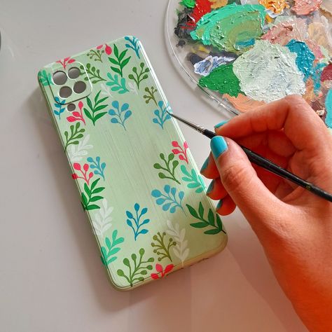 DIY Phone cover🌸 Tablet Cover Painting, Phone Cover Painting Acrylic, Mobile Cover Painting Ideas, Phn Cover, Mandala Phone Case, Phone Case Diy Paint, Diy Phone Case Design, Fabric Paint Diy, Fabric Painting Techniques