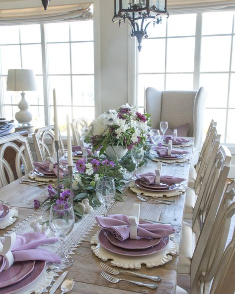 Lavender and White Easter and Spring Tablescape Green Tablescape, Cottage Spring, Tablescapes Ideas, Lavender Decor, Purple Easter, Easter Spring Decor, Spring Table Decor, Easter Table Settings, Easter Tablescapes