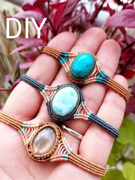 Easy and fast step by step tutorial, available in YouTube ▶️✨ Diy Macrame Jewelry Tutorials, Macrame Jewelry Tutorial Step By Step, Macrame Bracelet Tutorial Step By Step, Boho Bracelets Tutorial, Micro Macrame Jewelry, Bracelet Making Tutorial, Diy Choker Necklace, Micro Macrame Bracelet, Bracelet With Stone