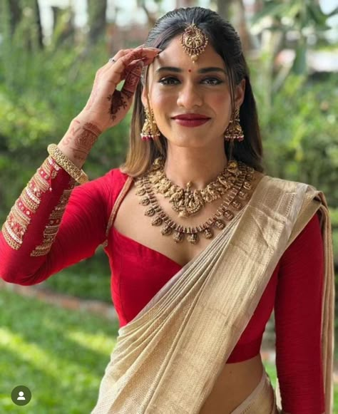 Shaadi Outfits, Model Blouse Designs, Simple Saree Designs, Latest Blouse Designs Pattern, Traditional Blouse Designs, Fashionable Saree, New Saree Blouse Designs, Latest Model Blouse Designs, Model Blouse