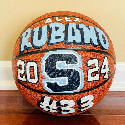 Handpainted Customized Basketball Makes a perfect gift for your Favorite Athlete or Coach!  Perfect for Senior Nights, Banquets or Milestone Events Seasons!  Completely Customizable!! Please CONTACT ME to discuss the details of your custom listing. Pricing options: **PRICES VARY**  $50 for Single Name $125 for additional graphics and writing Painted Football, Painted Basketball Ideas, Basketball Gift Basket, Painted Basketball, Senior Night Basketball, Basketball Painting, Basketball Senior Night, Senior Day, Art Classroom Management