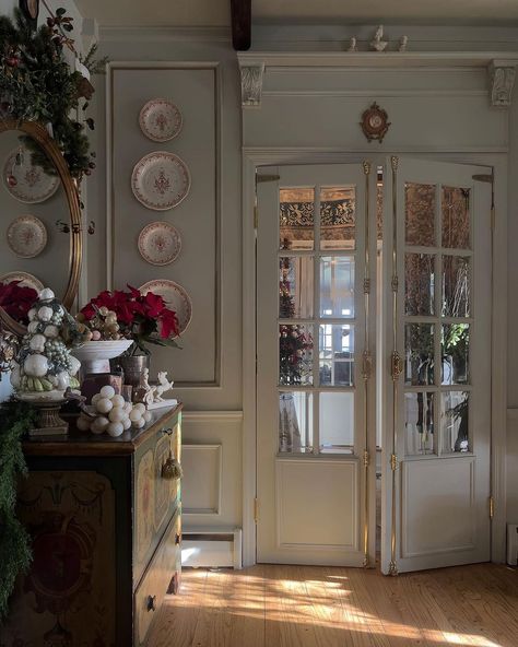 Paige Kontrafouris (@paigekontrafouris) • Instagram photos and videos French Chateau Christmas, Paige Kontrafouris Home, Christmas Tree Holder, Traditional Chic, English Interior, French Colonial, Faux Fireplace, French Chateau, American Traditional