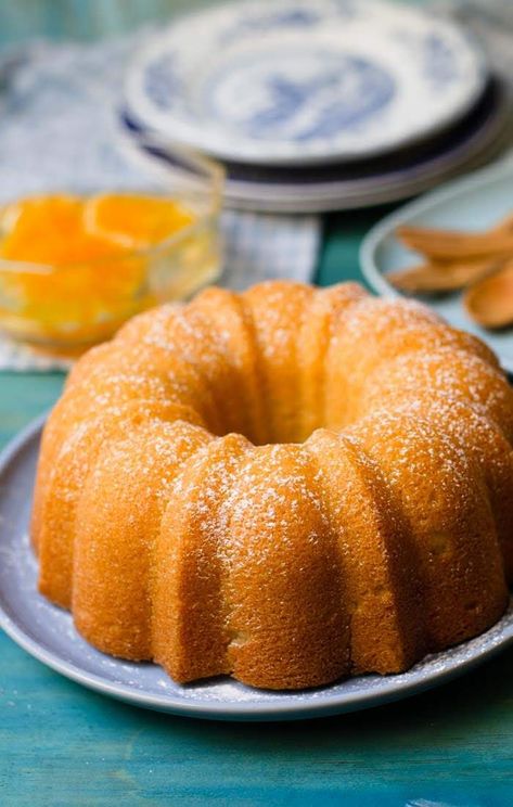 moist semolina cake Perfect Vanilla Cake, Hot Milk Cake, Semolina Cake, Coconut Caramel, Milk Cake, Warm Cake, Bundt Cakes, Food Test, Breakfast Cake