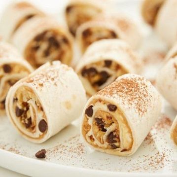 A sweet no-bake dessert roll up featuring peanut butter, cream cheese, chocolate chips & chopped peanuts. Peanut Butter Whipped Cream, Taco Bowl Recipe, Vegetarian Bake, Roll Ups Tortilla, Pinwheel Recipes, Chocolate Roll, Baking Cocoa, S'mores, Roll Ups