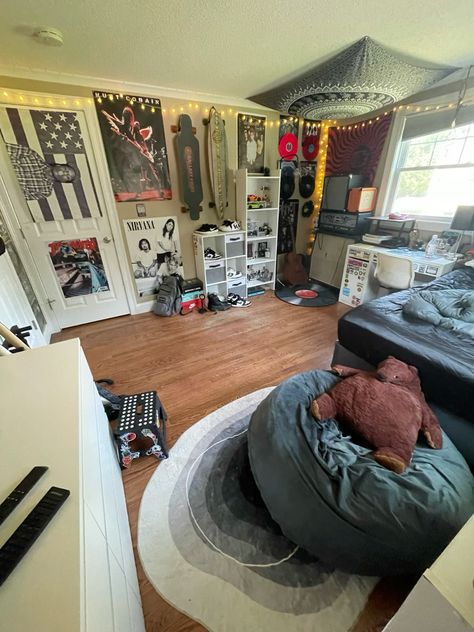 Skater Interior Design, Skatergirl Room, Cool Room Ideas For Small Rooms, 90s Theme Bedroom, Whole Room Ideas, Bedroom Ideas Skater, Room Ideas Skater, Room Inspo Skater, Room Decor Skater