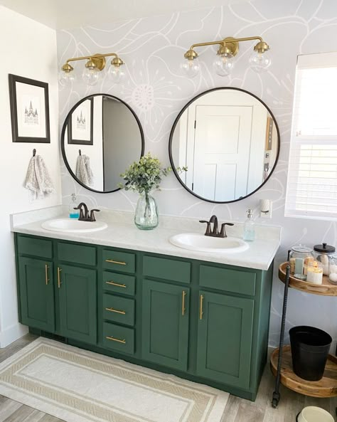 Hunter Green Bathroom Vanity, Green Cabinets Bathroom, Olive Green Bathrooms, Dark Green Bathroom, Bathroom Cabinet Colors, Makeover Kamar Mandi, Green Bathroom Vanity, Dark Green Bathrooms, Painting Bathroom Cabinets