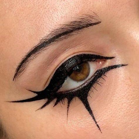 Grunge Makeup Ideas, Emo Eyeliner, Latina Culture, Goth Eye Makeup, Eyeliner For Hooded Eyes, Vampire Bride, Eyeliner Designs, Punk Makeup, Graphic Makeup