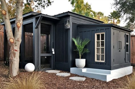 Luxury Duck Coop, Luxury Chicken Coop Ideas, Chicken Coop Black, Black Chicken Coop, Luxury Chicken Coop, Modern Chicken Coop, Animal Homes, Katt Grejer, Chicken Shed