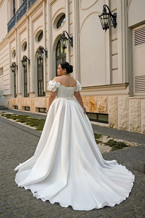 Plus Size Wedding Dresses Curvy Bride, Simple Plus Size Wedding Dresses, Plus Wedding Dresses, Big Wedding Dresses, Creative Wedding Photo, Plus Size Wedding Gowns, Classy Wedding Dress, Wedding Picture Poses, Wedding Court