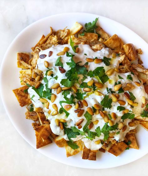 Chicken Fatteh Recipe, Chicken Fatteh, Yummy Dishes, Middle Eastern Dishes, Global Food, Spicy Salmon, Salmon And Rice, Dinner Dates, Lebanese Recipes