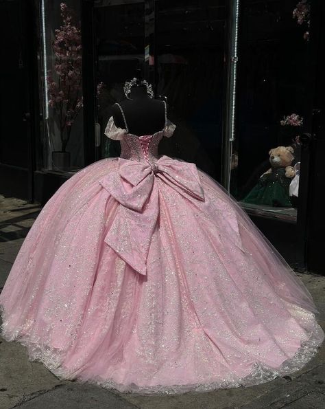 Pink Sparkly Princess Quinceanera Dresses with Bow Mexican Crystal Beaded Off Shoulder vestidos de Quinceanera Pink Dresses, Light Pink Quinceanera Dresses, Princess Quinceanera Dresses, Gown Aesthetic, Dresses With Bow, Quinceanera Pink, Quinceanera Dresses Gold, Quinceanera Themes Dresses, Pink Quince