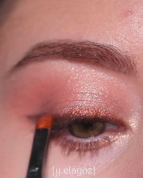 By @y.elagoz Neutral Eye Makeup Hazel Eyes, Blush Tone Makeup, Natural Shimmer Makeup Look, Colourpop Peach Palette Looks, Soft Glitter Eye Makeup Tutorial, Eyeshadow Daytime Look, Simple Glitter Eye Makeup Korean, Light Shimmer Eyeshadow, Shimmer Eyeshadow Looks Natural