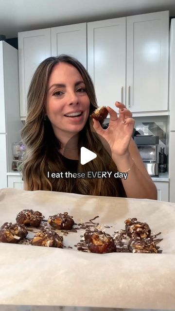 Dr. Alexandra Lourdes on Instagram: "The ultimate combo 😍🔥 Hope you love them! And theyre anti inflammatory diet approved ❤️ #dessert #antiinflammatory #tastetest #chocolate #date #recipe #easy #nobake #glutenfree" Keto Vegan Dessert Recipes, Dates Dessert Recipes Healthy, Dates Dessert Recipes, Healthy Date Desserts, Dessert With Dates, Dates Recipes Healthy, Date Dessert Recipes, Chocolate Dates Recipe, Date Treats