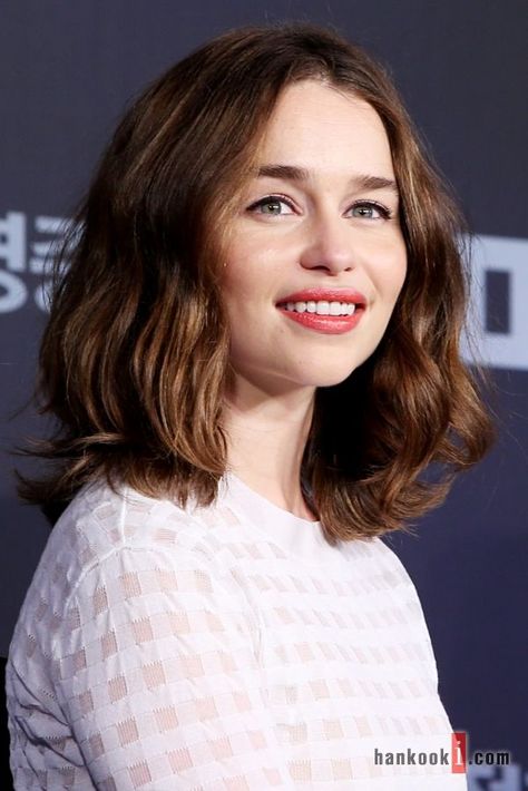 Emilia Clarke Hair, Emilie Clarke, Emilia Clarke Style, Emilia Clarke Daenerys Targaryen, Celeb Hair, Chin Length Bob, Long Bob Haircuts, Lob Haircut, Mother Of Dragons