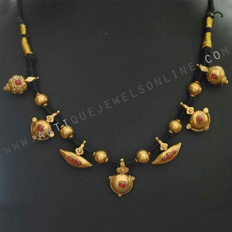 भारतीय दुल्हन संबंधी, Antique Necklaces Design, Black Beads Mangalsutra Design, Antique Gold Jewelry Indian, Gold Jewelry Simple Necklace, Gold Mangalsutra Designs, Gold Necklace Indian Bridal Jewelry, Beaded Necklace Designs, Antique Bridal Jewelry