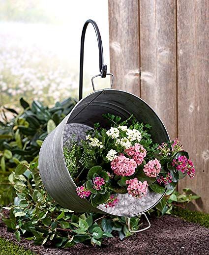 Metal Flower Pots, Bucket Gardening, Rustic Garden Decor, Rustic Gardens, Growing Flowers, Metal Flowers, Shade Garden, Yard Landscaping, Yard Decor