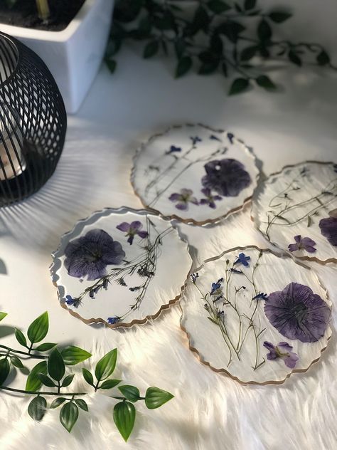 Resin Coasters Flowers, Diy Resin Mold, How To Make Resin, Plant Crafts, Resin Crafts Tutorial, Resin Art Painting, Diy Resin Projects, Resin Tutorial, Diy Coasters