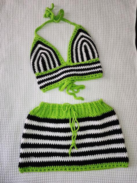 Beetlejuice Inspired Outfit, Beetlejuice Crochet, Crochet Top Outfit, Hippie Crochet, Mode Crochet, Crochet Business, Crochet Design Pattern, Crochet Clothing And Accessories, Crochet Fashion Patterns