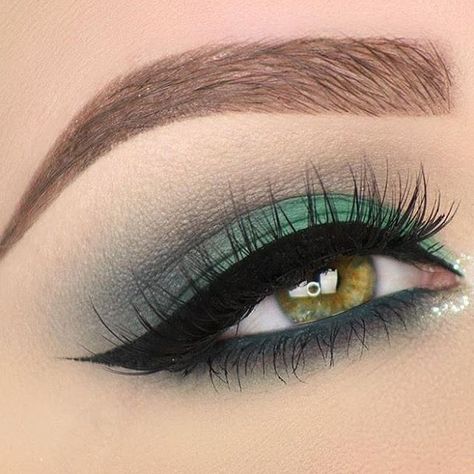 We're green with envy over this look @taniawallerx3 created using our NEW waterproof so fine micro liner!💚 Available now at @sephora!  #tarteunderthesea #eyeliner #happyfriday #eyelovetarte #tartelette #naturalartistry Eyeliner Verde, Sliver Makeup, Sweet 16 Makeup, Eye Makeup Eyeliner, Glam Eye Makeup, Green Eyeliner, Eyeliner Liquid, Girls Hair Bows Diy, Beautiful Eye Makeup