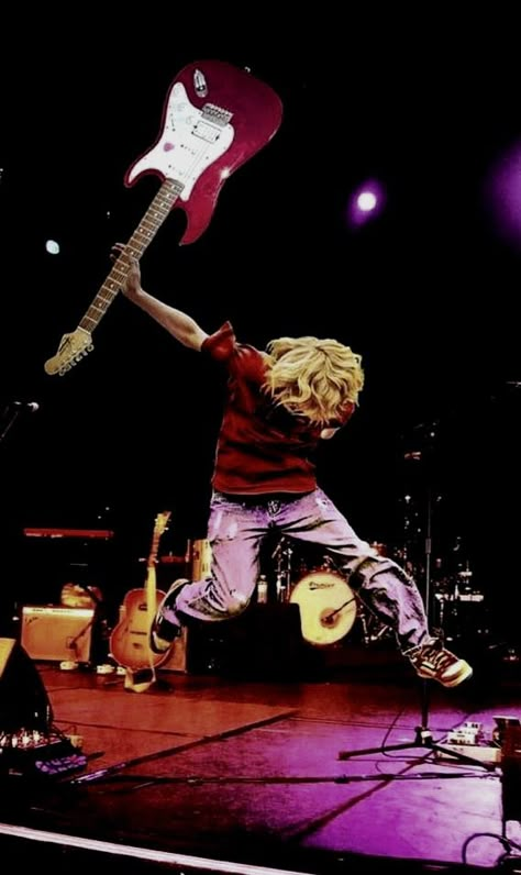 #nirvana #kurt Kurt Nirvana, Kurt Cobain Nirvana, Nirvana Kurt Cobain, Nirvana Kurt, Foo Fighters, Kurt Cobain, Nirvana, On Stage, Rock N Roll