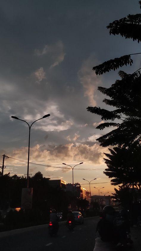 Sky Real Photos, Real Sunset Pictures, Real Sky Pics, Jalan Sore, Cute Photo Poses, Sky Photography Nature, Dark Nature Aesthetic, Chill Photos, Sky Pictures