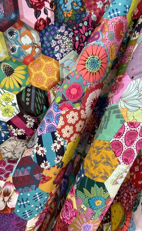 Anna Maria Horner Quilt Patterns, Anna Marie Horner Patterns, Hexagon Patchwork Quilt, Anna Marie Horner Quilts, Anna Maria Horner Quilts, Hexagon Quilts Ideas Inspiration, Hexagon Quilt Ideas, Half Hexagon Quilt, Epp Quilt Patterns