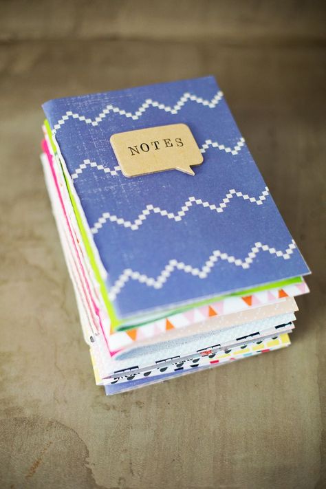 Easy Homemade Journals (I made all these in an hour!) Click through for step-by-step tutorial Homemade Journals, Diy Notebooks, Homemade Journal, Diy Journals, Notebook Diy, Baby Shower Favors Diy, Gratis Printables, Diy Bebe, Operation Christmas Child