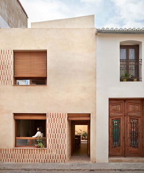 vertically clad bricks ornament casa carceller s facade in spain Stilted House, Facade Cladding, Japan Architecture, Kengo Kuma, Brick Architecture, Brick Facade, Valencia Spain, Green Roof, Facade Design