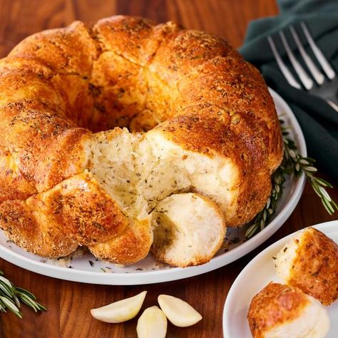 Perfect Party Recipes Parmesan Pull Apart Bread, Juice Bar Menu, Bread Pull Apart Recipes, Specialty Sandwiches, Sandwich Sauces, Hanukkah Food, Homemade Marinara, Pull Apart Bread, Braised Beef