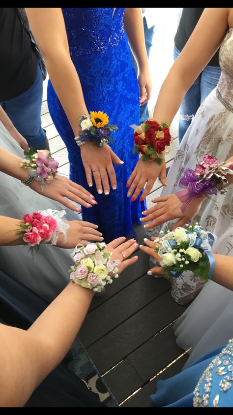 Prom Flower Bracelet, Diy Wrist Corsage, Prom Portraits, Bracelet Corsage, Prom Corsage And Boutonniere, Wrist Corsage Prom, Homecoming Corsage, Homecoming Pictures, Prom Photoshoot