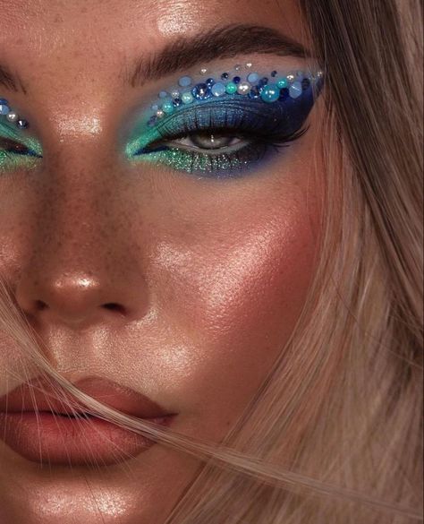 Mermaid Looks Make Up, Mermaid Glitter Makeup, Ocean Eye Makeup, Mermaid Makeup Ideas, Little Mermaid Makeup Looks, Atlantis Makeup, Blue Rhinestone Makeup, Ocean Eyeshadow, Ocean Makeup Looks