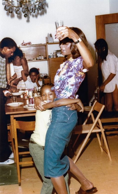 A young Naomi Campbell dancing with her mother, Jamaican-born Valerie Morris, 1974 Vintage Black Family Photos, Vintage Mom Aesthetic, Young Mum Aesthetic, Collateral Beauty, I Love Being Black, Vintage Black Glamour, Black Photography, Black Femininity, Vogue Covers