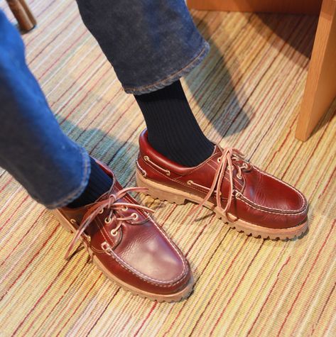 Have you ever wondered what kind of socks you should wear with jeans and this style of brown shoes? Well, the answer is pretty easy! Always go for plain socks. but you want to add a little bit of color or texture to it. That way your can get a little something interesting without getting too crazy! #bestsocks #styleessentials #stylequotes #menfashion Socks With Sandals Men, Socks And Sandals Men, Boat Shoes With Socks, Classic Suede Moc Toe Boat Shoes, Retro Fashion Mens, Men’s Boat Shoes, Dakota Johnson Style, Cozy Fits, Colorful Socks