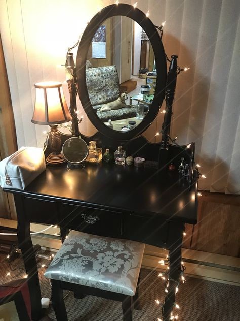 Black Makeup Vanity Aesthetic, Vanity Dark Academia, Black Vanity Room Ideas, Dark Vanity Bedroom, Emo Vanity, Black Vanity Decor, Whimsgothic House, Small Room With Vanity, Black Vanity Aesthetic