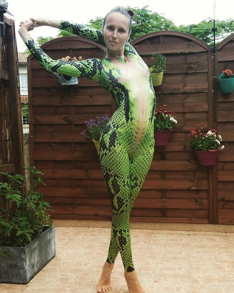 Snake Skin Outfit, Snake Print Outfit, Snake Halloween, Snake Costume, Diy Snake, Female Body Paintings, Body Paintings, Snake Girl, Reptile Skin