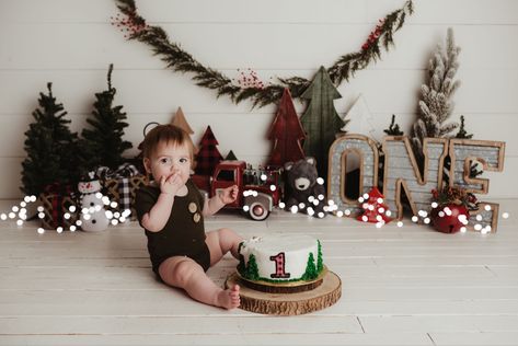 1 Year Christmas Photos, Winter One Year Photoshoot, One Year Christmas Photos, First Christmas Birthday Party, Christmas 1 Year Pictures, Christmas Themed Cake Smash, December First Birthday Photoshoot, December 1st Birthday Photoshoot, December Cake Smash